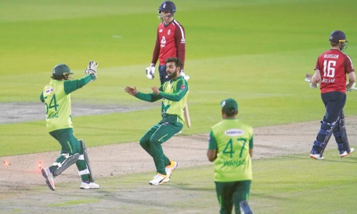 Pakistan edge England in thriller to share honours in T20 series