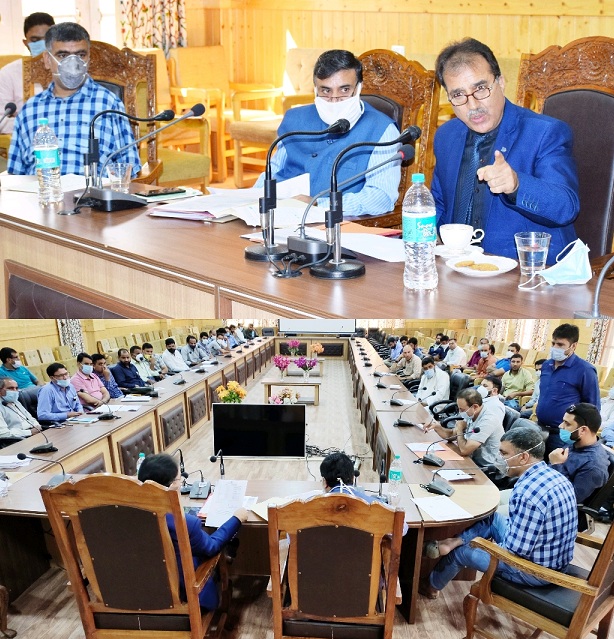 Commissioner S&LR reviews progress on Jamabandis at B’pora