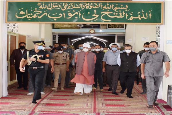 Lt Governor visits Hazratbal Shrine, takes stock of the facilities in place for devotees