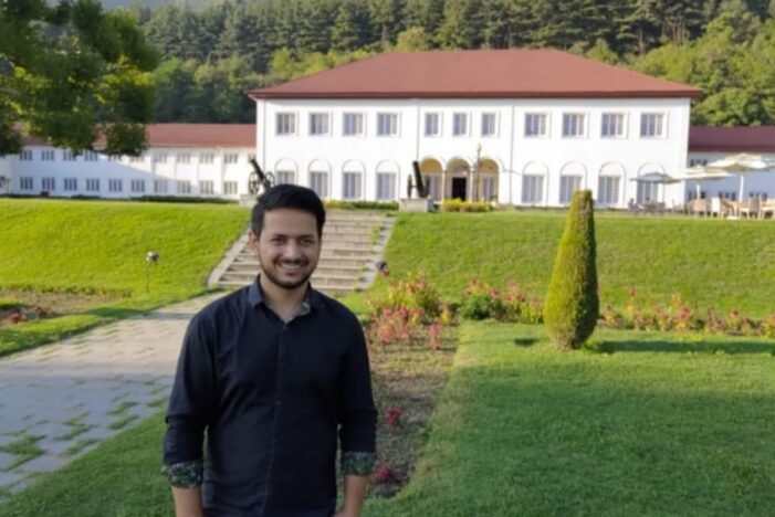 Kashmiri Officer Helps Civil Service Aspirants With Free Video Lectures in the Valley