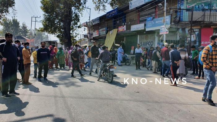Protests erupt in Srinagar’s Rawalpora after army soldiers thrash two youth Protests erupt in Srinagar’s Rawalpora after army soldiers thrash two youth