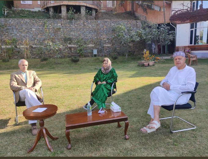Flurry of political activities, Omar, Farooq meet Mehbooba