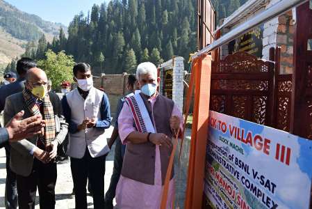 B2V-3: Lt Governor visits frontier Machil area in Kupwara