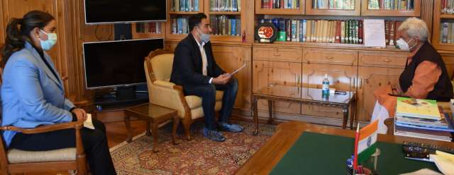Dronacharya Awardee, Kuldeep Handoo and prominent Kayaking & Canoeing Coach, Bilquis Mir call on Lt Governor