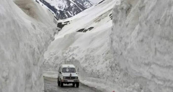 Srinagar-Leh highway opens for one way traffic after 4 days Srinagar-Leh highway opens for one way traffic after 4 days