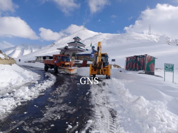 Mughal Road opens after 3 days closure due to snowfall Mughal Road opens after 3 days closure due to snowfall