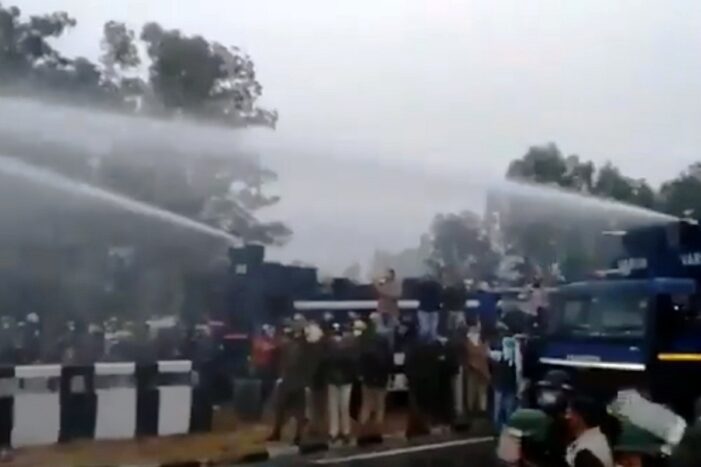 Farmers March: ‘Ready to face bullets’, say protesting farmers; police barricades thrown into river