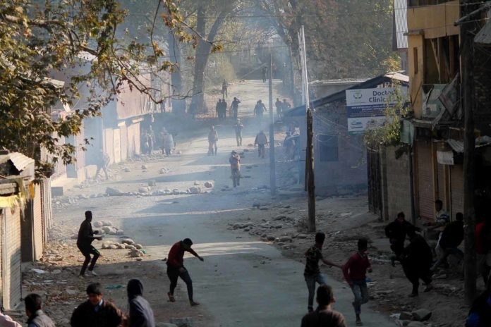Clashes break out near gunfight site in south Kashmir’s Pulwama Clashes break out near gunfight site in south Kashmir’s Pulwama