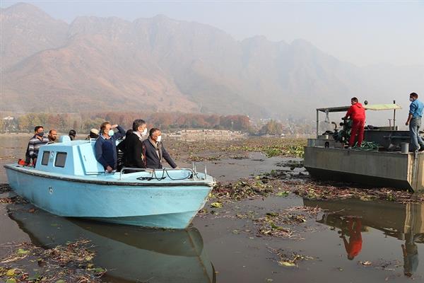 Div Com takes extensive tour of Dal, Nigeen Lake