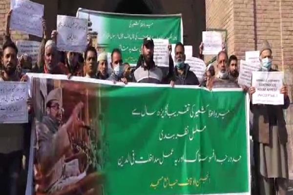 Anjuman-e-Auqaf stages peaceful Protest post Friday Prayers outside Jamia Masjid Anjuman-e-Auqaf stages peaceful Protest post Friday Prayers outside Jamia Masjid