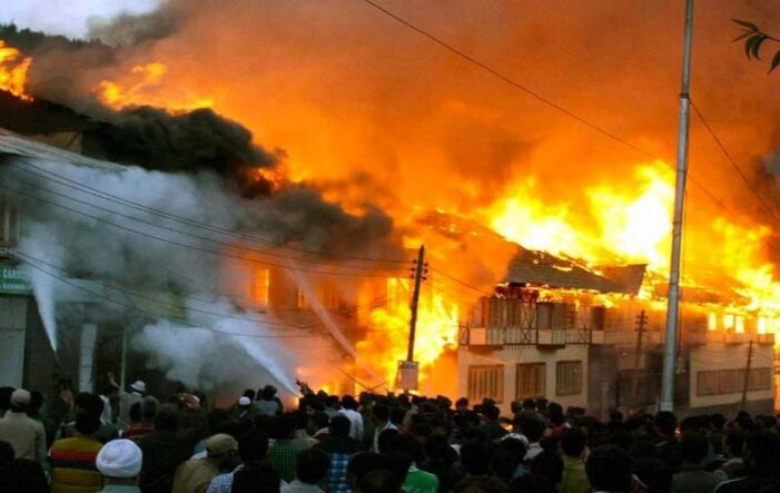 Nocturnal blaze damages 22 shops in north Kashmir