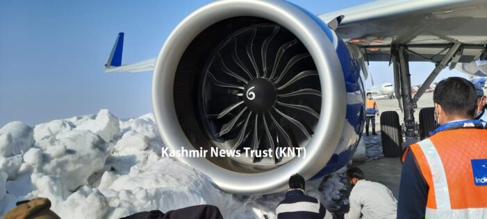 Indigo plane comes close to snow mound at Srinagar airport, passengers deboarded Indigo plane comes close to snow mound at Srinagar airport, passengers deboarded