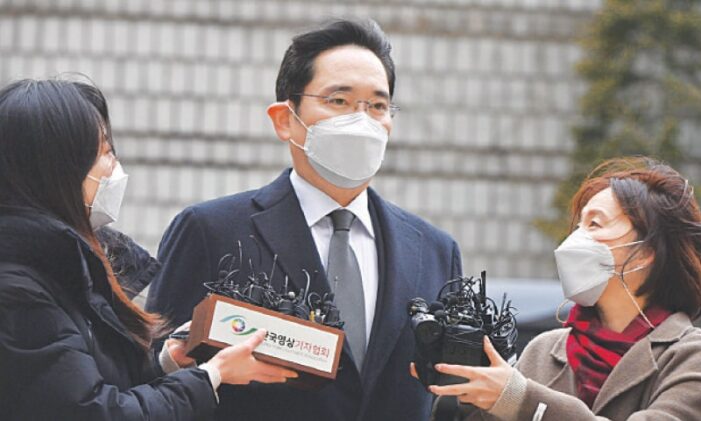 Samsung chief jailed over corruption scandal