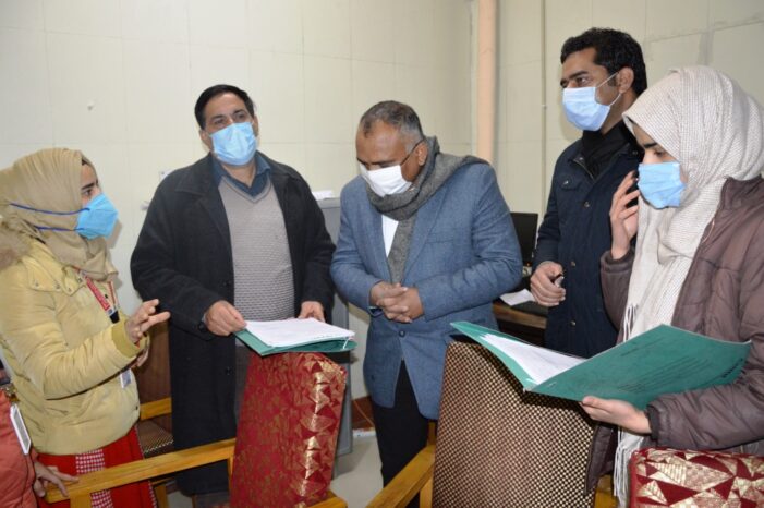 Div Com conducts City tour; Takes stock of snow clearance, functioning of hospitals