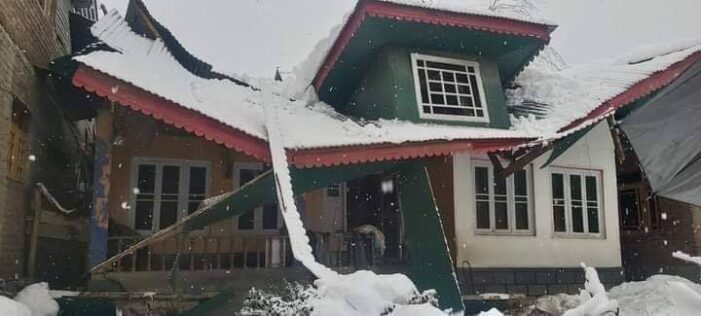 Snowfall destroys dozens of structures in Kashmir Snowfall destroys dozens of structures in Kashmir