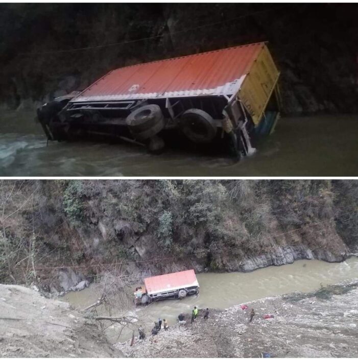 2 persons missing, another injured as truck falls in Nallah in Ramban 2 persons missing, another injured as truck falls in Nallah in Ramban