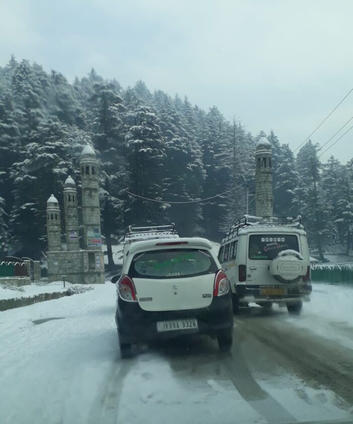 Snow cuts off Kashmir from rest of world as surface, air routes shut Snow cuts off Kashmir from rest of world as surface, air routes shut