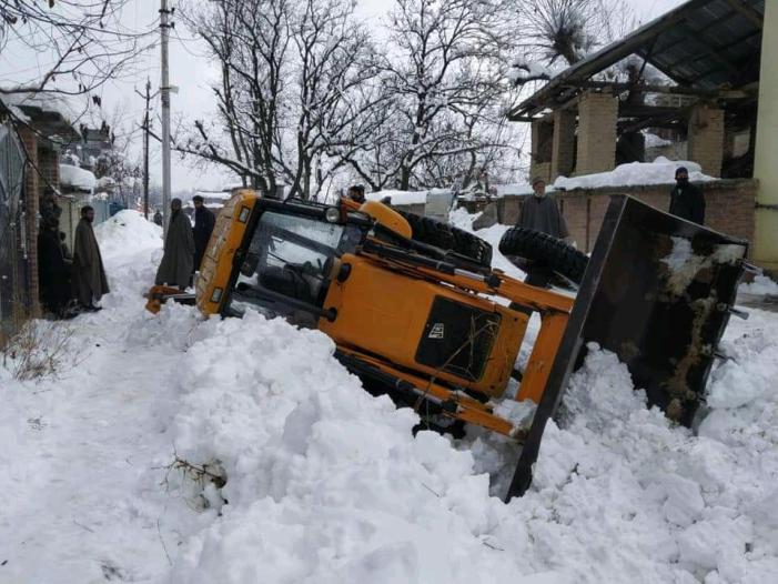 2 injured after JCB clearing snow turns turtle in Shopian village 2 injured after JCB clearing snow turns turtle in Shopian village