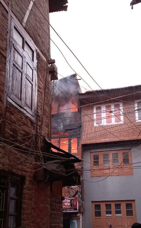 Fire brokes out in Kani Mazar area of Nawa Kadal Fire brokes out in Kani Mazar area of Nawa Kadal