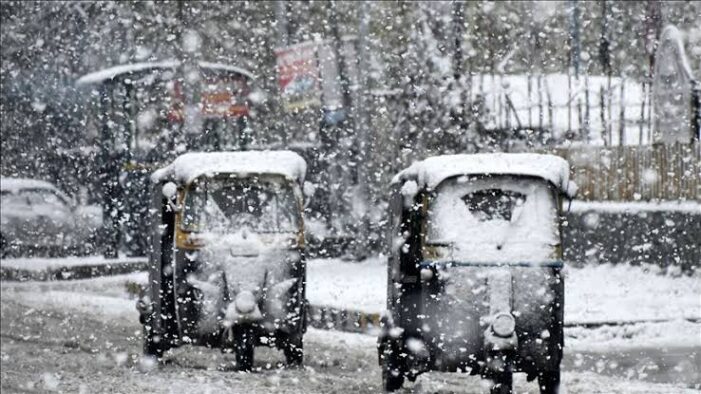 Snowfall leads to traffic jam in Srinagar Snowfall leads to traffic jam in Srinagar