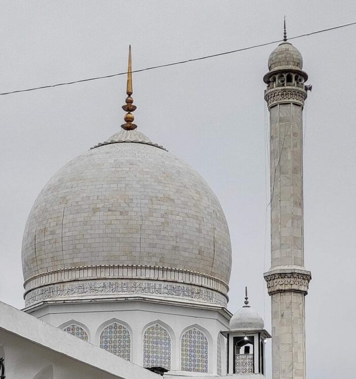 Thousands gather at Hazratbal shrine to see holy relic, offer prayers on Mehraj-e-Alam