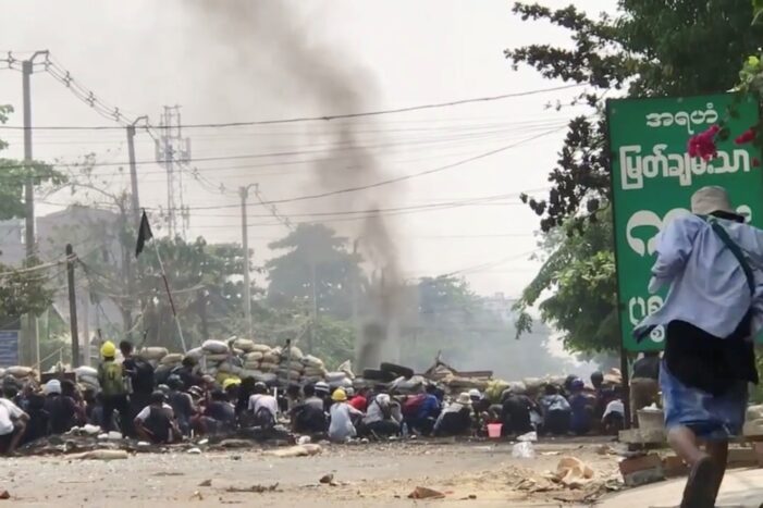Thousands flee airstrikes by Myanmar forces in border area