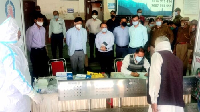 Div Com takes stock of Covid control measures at Railway Station Jammu Div Com takes stock of Covid control measures at Railway Station Jammu