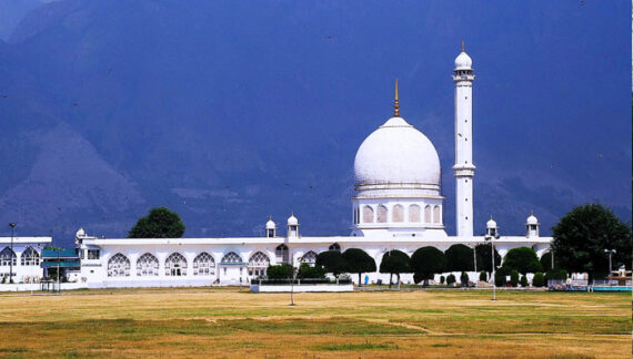 Eid-e-Milad-un-Nabi (SAW): Thousands attend night long prayers at Hazratbal