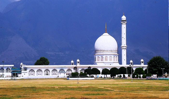 Eid-e-Milad-un-Nabi (SAW): Thousands attend night long prayers at Hazratbal