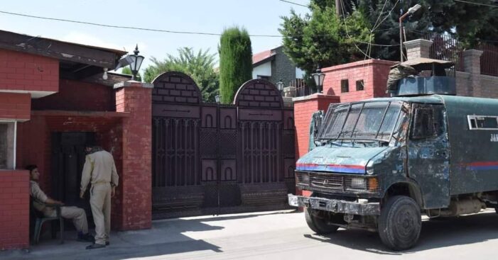 Several injured in Friday clashes near Jamia Masjid as Mirwaiz not allowed to offer prayers Several injured in Friday clashes near Jamia Masjid as Mirwaiz not allowed to offer prayers