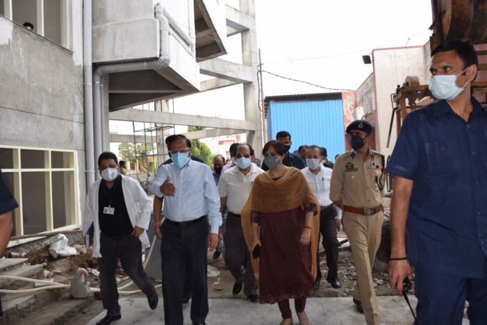 Advisor Bhatnagar Visits District Samba, reviews COVID situation