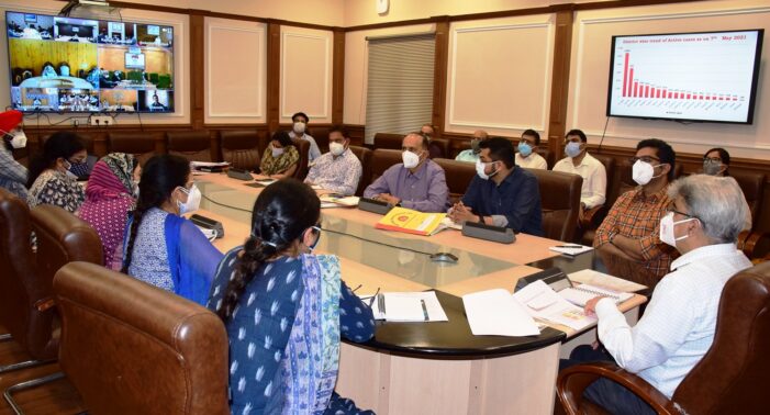 Atal Dulloo reviews implementation of Covid containment measures in J&K Atal Dulloo reviews implementation of Covid containment measures in J&K