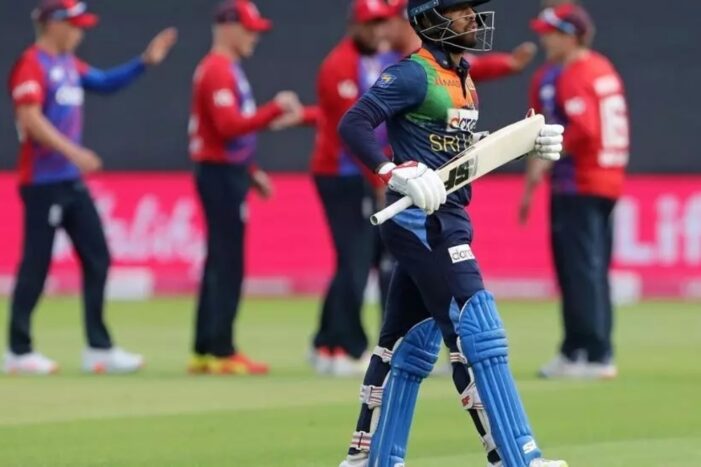 Sri Lankan fans abandon players after drubbing