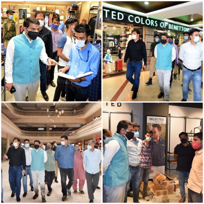 DC Srinagar pays surprise visit to City Shopping complexes