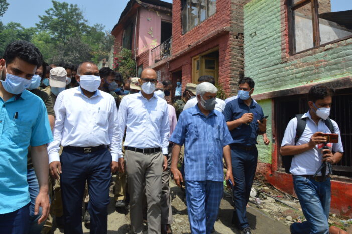 Div Com Kashmir visits fire victims of B’la Div Com Kashmir visits fire victims of B’la