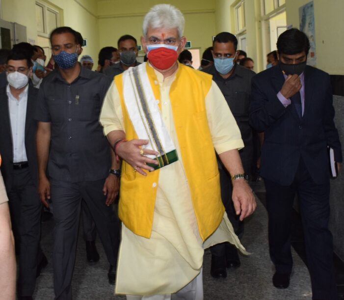 Lt Governor visits Ganderbal & Budgam, reviews Covid Containment Efforts