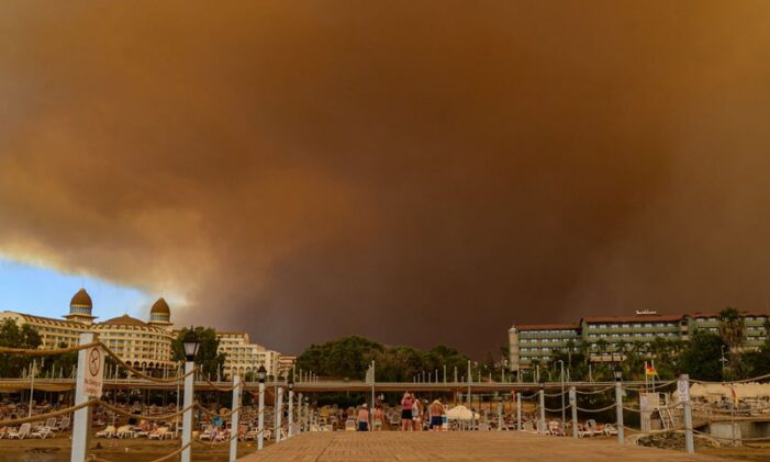 4 killed, more than 180 injured as forest fires rage near Turkish resorts
