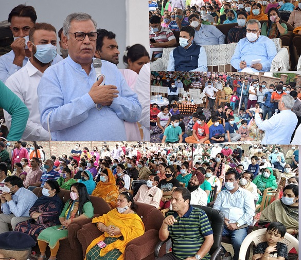 Advisor Farooq Khan visits K P Colony Vessu