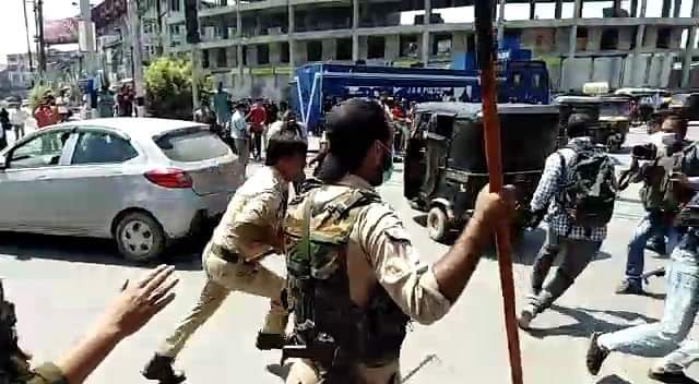 Media men thrashed while covering Muharram procession at Jahangir Chowk Media men thrashed while covering Muharram procession at Jahangir Chowk