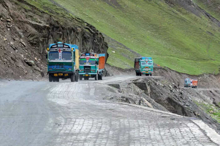 Fresh landslide blocks Jammu-Srinagar National Highway amid rainfall Fresh landslide blocks Jammu-Srinagar National Highway amid rainfall