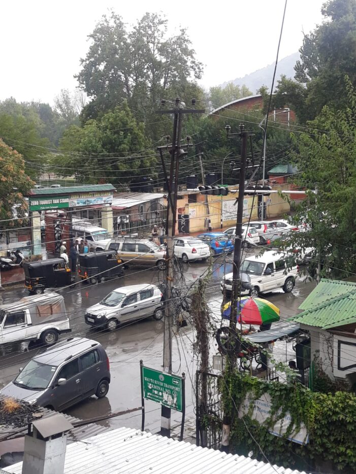 Rains lash Srinagar and other parts, bring chill in atmosphere Rains lash Srinagar and other parts, bring chill in atmosphere