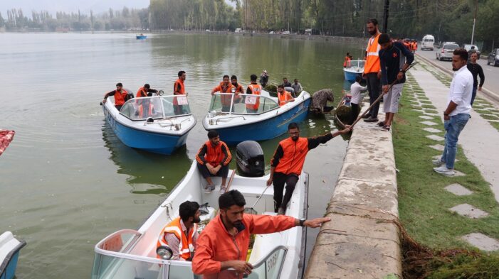 LAWDA in collaboration with SDRF launches cleanliness drive in Dal Lake LAWDA in collaboration with SDRF launches cleanliness drive in Dal Lake