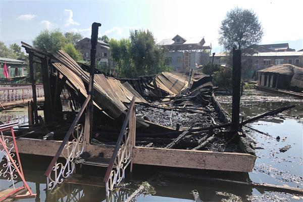Another houseboat on Jhelum waters sinks leaving the family homeless Another houseboat on Jhelum waters sinks leaving the family homeless