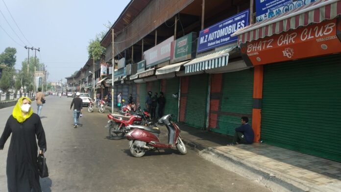 Shaheed Gunj shopkeepers protest for the traffic diversion by authorities Shaheed Gunj shopkeepers protest for the traffic diversion by authorities