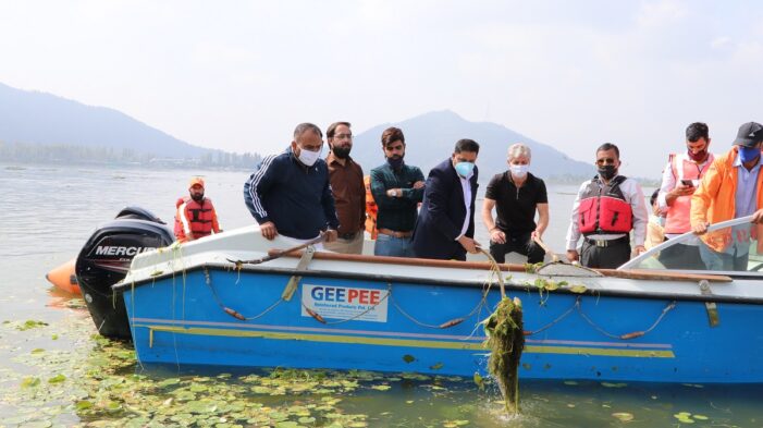 Div com conducts extensive tour of Dal Lake, Participates in deweeding drive Div com conducts extensive tour of Dal Lake, Participates in deweeding drive