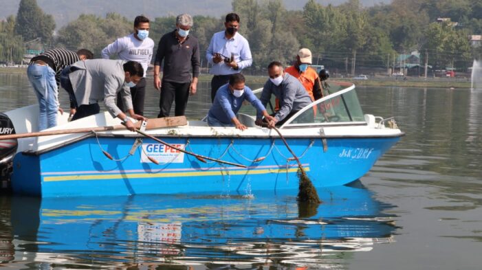 Div Com Kmr takes part in Dal deweeding drive