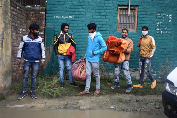 Police in Sopore shift non local residents to safer places Police in Sopore shift non local residents to safer places
