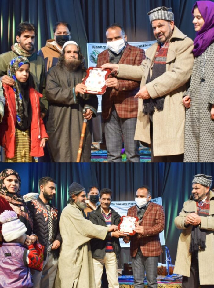 Div Com gives away awards Div Com gives away awards