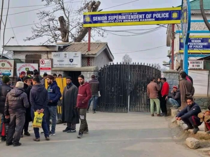Sumo Drivers in Srinagar Stage Protest Over Alleged Seizure of Vehicles; Urge Authorities to Notify ‘Proper’ Route Plan