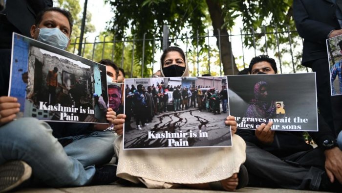 Mehbooba stages protest at Jantar Mantar, for attention to Kashmir pain Mehbooba stages protest at Jantar Mantar, for attention to Kashmir pain